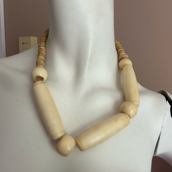 4/$100 carved Bone primal Elegant Cream Beaded Necklace 20 inches 😎 - Picture 1 of 7